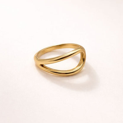 Nahele Curve Ring